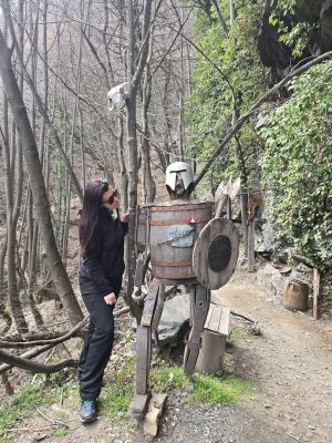 Ръчно изработени фигури от дърво и камък