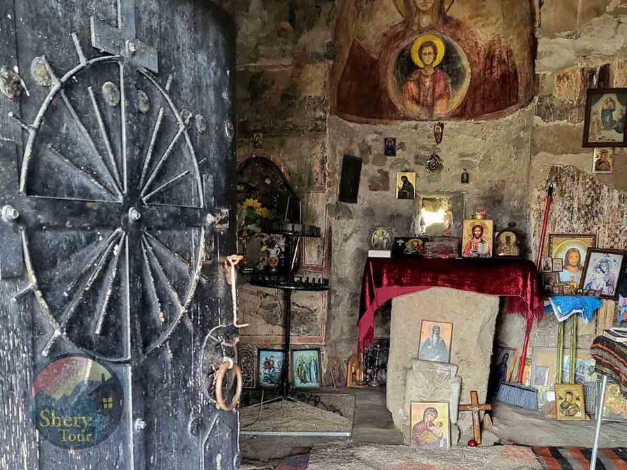 Скалите и водите на язовир Пчелина