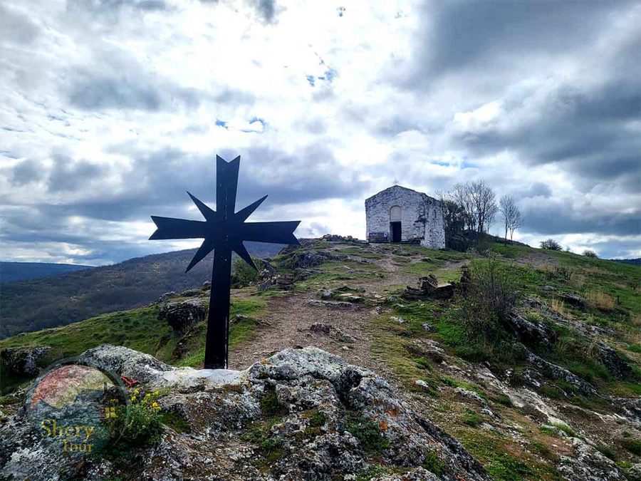 Язовир Пчелина от скалите край параклиса